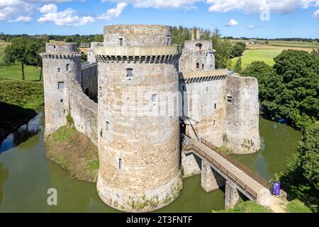 Francia, Côtes-d'Armor (22), près de Plédéliac, Château de la Hunaudaye (vue aérienne) Foto Stock