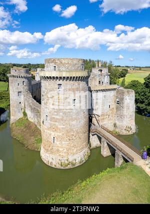 Francia, Côtes-d'Armor (22), près de Plédéliac, Château de la Hunaudaye (vue aérienne) Foto Stock