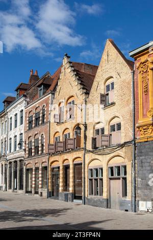 Francia, Nord, Lille, braderie di Lille, facciate di edifici su Louise de Bettignies square Foto Stock