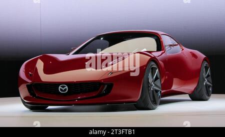 Tokyo, Giappone. 25 ottobre 2023. Mazda Iconic SP è in mostra al giorno della stampa del Japan Mobility Show 2023 a Tokyo, in Giappone, mercoledì 25 ottobre 2023. Foto di Keizo Mori/UPI Credit: UPI/Alamy Live News Foto Stock