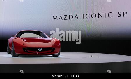 Tokyo, Giappone. 25 ottobre 2023. Mazda Iconic SP è in mostra al giorno della stampa del Japan Mobility Show 2023 a Tokyo, in Giappone, mercoledì 25 ottobre 2023. Foto di Keizo Mori/UPI Credit: UPI/Alamy Live News Foto Stock