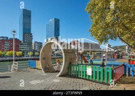 Ponte pedonale Zubizuri vicino a Calatrava sopra il fiume Nervion e le Torri Isozaki a Bilbao, Spagna Foto Stock