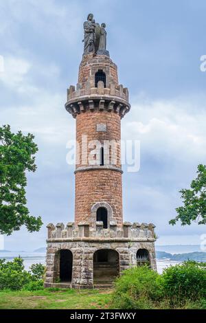 Francia, Cotes d'Armor, Ploubazlanec, Kerroc'h tower, 1873 granito tower, sormontato dalle statue della Vergine, di San Giuseppe e del bambino Gesù Foto Stock