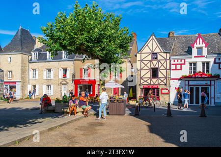 Francia, Loira Atlantica, penisola di Guerande, Piriac-sur-Mer, Place de l'Eglise Foto Stock