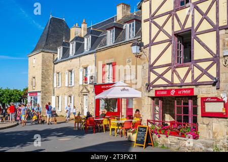 Francia, Loira Atlantica, penisola di Guerande, Piriac-sur-Mer, Place de l'Eglise Foto Stock