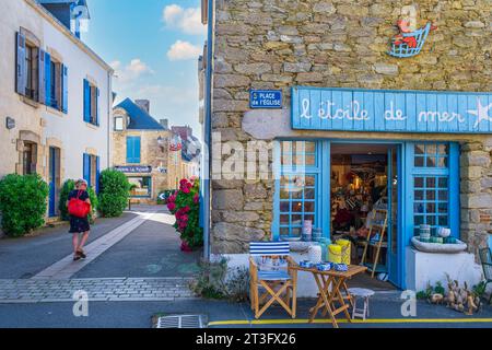 Francia, Loira Atlantica, penisola di Guerande, Piriac-sur-Mer, Place de l'Eglise Foto Stock