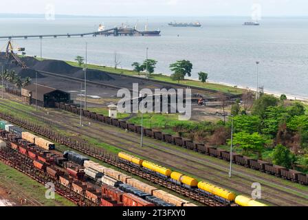 Gabon, Libreville, Estuaire District, Marshalling yard, porto minerario, treno, Transgabonais (vista aerea) Foto Stock