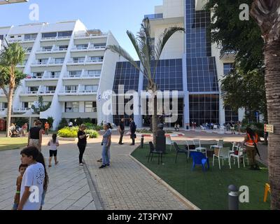 Ramat Gan, Israele. 25 ottobre 2023. Il complesso alberghiero Kfar Maccabiah a Ramat Gan, regione di Tel Aviv, Israele, nella foto il 25 ottobre 2023. Circa 800 rifugiati provenienti dal sud di Israele hanno trovato rifugio nell'hotel a seguito di un recente attacco terroristico da parte di militanti palestinesi. Inoltre, una città tenda è stata allestita nel complesso per ospitare altri 200 rifugiati, questa volta dalla parte settentrionale del paese. Crediti: Marek Opatrny/CTK Photo/Alamy Live News Foto Stock