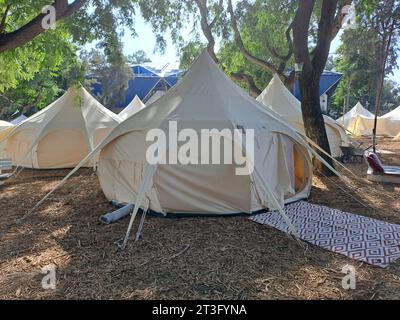 Ramat Gan, Israele. 25 ottobre 2023. Una città tenda nel complesso alberghiero Kfar Maccabiah a Ramat Gan, regione di Tel Aviv, Israele, nella foto del 25 ottobre 2023. Circa 800 rifugiati provenienti dal sud di Israele hanno trovato rifugio nell'hotel a seguito di un recente attacco terroristico da parte di militanti palestinesi. La città della tenda ospiterà circa 200 rifugiati in più, questa volta dalla parte settentrionale del paese. Crediti: Marek Opatrny/CTK Photo/Alamy Live News Foto Stock