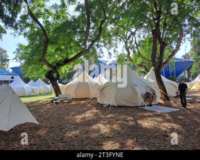 Ramat Gan, Israele. 25 ottobre 2023. Una città tenda nel complesso alberghiero Kfar Maccabiah a Ramat Gan, regione di Tel Aviv, Israele, nella foto del 25 ottobre 2023. Circa 800 rifugiati provenienti dal sud di Israele hanno trovato rifugio nell'hotel a seguito di un recente attacco terroristico da parte di militanti palestinesi. La città della tenda ospiterà circa 200 rifugiati in più, questa volta dalla parte settentrionale del paese. Crediti: Marek Opatrny/CTK Photo/Alamy Live News Foto Stock