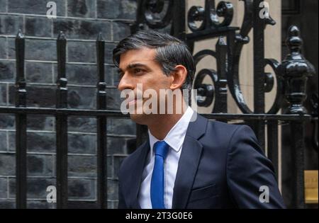 Londra, Inghilterra, Regno Unito. 25 ottobre 2023. RISHI SUNAK lascia 10 Downing Street prima della sessione delle domande dei primi Ministri alla camera dei comuni nel primo anniversario della sua nomina a primo Ministro del Regno Unito. Sunak fu nominato primo ministro il 25 ottobre 2022 dal re Carlo III (Immagine di credito: © Tayfun salci/ZUMA Press Wire) SOLO USO EDITORIALE! Non per USO commerciale! Foto Stock