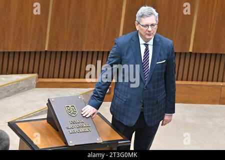 Bratislava, Slovacchia. 25 ottobre 2023. Il deputato slovacco Boris Susko (nella foto) e i neoeletti prestano giuramento nel Parlamento slovacco durante la sessione costituente del nuovo parlamento slovacco a Bratislava, in Slovacchia, il 25 ottobre 2023. Credito: Vaclav Salek/CTK Photo/Alamy Live News Foto Stock