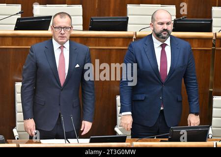 Bratislava, Slovacchia. 25 ottobre 2023. Riunione costituente del parlamento slovacco dopo le elezioni parlamentari di settembre, a Bratislava, Slovacchia, 25 ottobre 2023. Da sinistra: Presidente uscente del Consiglio nazionale della Repubblica slovacca Boris Kollar e Vicepresidente uscente del Consiglio nazionale della Repubblica slovacca Peter Pcolinsky. Credito: Vaclav Salek/CTK Photo/Alamy Live News Foto Stock