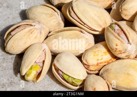 Primo piano delle noci di pistacchio arrostite in gusci aperti Foto Stock