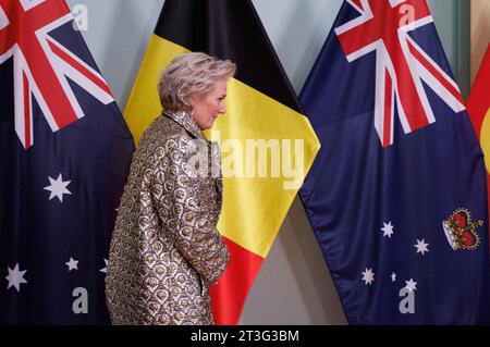 Melbourne, Australia. 25 ottobre 2023. La Principessa Astrid del Belgio passa accanto alle Bandiere Australiane e belghe durante una chiamata di cortesia con il Governatore di Victoria, presso la Government House Victoria, durante la missione economica belga nel Commonwealth dell'Australia, a Melbourne, mercoledì 25 ottobre 2023. Una delegazione belga è in missione economica di 10 giorni in Australia dal 19 al 28 ottobre 2023. BELGA PHOTO BENOIT DOPPAGNE Credit: Belga News Agency/Alamy Live News Foto Stock