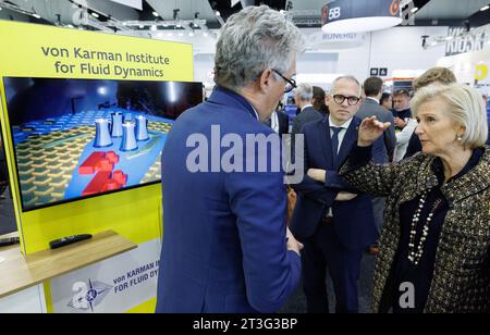 Melbourne, Australia. 25 ottobre 2023. Il ministro fiammingo Matthias Diependaele e la principessa Astrid del Belgio ritratti durante un evento su "competenze e capacità belghe nell'idrogeno verde - All-Energy Australia", presso il Melbourne Convention and Exhibition Centre, durante la missione economica belga nel Commonwealth dell'Australia, a Melbourne, mercoledì 25 ottobre 2023. Una delegazione belga è in missione economica di 10 giorni in Australia dal 19 al 28 ottobre 2023. BELGA PHOTO BENOIT DOPPAGNE Credit: Belga News Agency/Alamy Live News Foto Stock