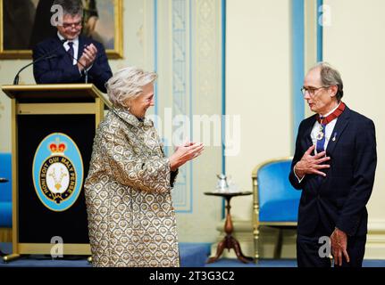 Melbourne, Australia. 25 ottobre 2023. Direttore artistico al Canberra International Music Festival Roland Peelman e riceve una decorazione dalla Principessa Astrid del Belgio durante una chiamata di cortesia con il Governatore di Victoria, presso la Government House Victoria, durante la missione economica belga nel Commonwealth dell'Australia, a Melbourne, mercoledì 25 ottobre 2023. Una delegazione belga è in missione economica di 10 giorni in Australia dal 19 al 28 ottobre 2023. BELGA PHOTO BENOIT DOPPAGNE Credit: Belga News Agency/Alamy Live News Foto Stock