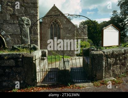 Ammira l'ingresso del cimitero del 15th, il barone e la croce medievale del cimitero presso la chiesa di SS Ciriaco e Julitta, Luxulyan, Cornovaglia, Inghilterra e Regno Unito. Foto Stock