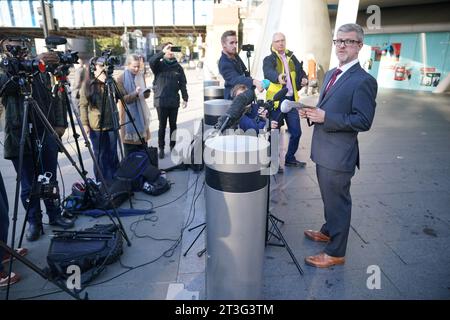 Il direttore dell'Ufficio indipendente per la condotta della polizia (IOPC) Steve Noonan parla con i media fuori palestra House, nel centro di Londra, dopo che è stata emessa la sentenza per l'udienza di cattiva condotta di cinque agenti della polizia metropolitana per la sosta e la ricerca degli atleti Bianca Williams e Ricardo Dos Santos. L'udienza disciplinare ha rilevato che il comportamento di due agenti della polizia metropolitana - l'agente Jonathan Clapham e l'agente Sam Franks - è stato oggetto di grave cattiva condotta e sono stati licenziati senza preavviso. Il sergente di polizia Rachel Simpson, l'agente Allan Casey e l'agente Michael Bond sono risultati non avere Foto Stock