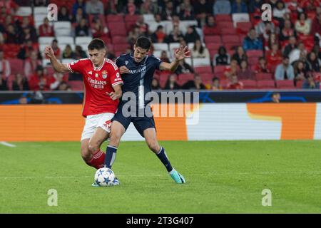 24 ottobre 2023. Lisbona, Portogallo. Il difensore del Benfica dal Portogallo Antonio Silva (4) e l'attaccante del Real Sociedad dalla Spagna Carlos Fernandez (9) in azione durante la partita del giorno 3 del gruppo D per la UEFA Champions League, Benfica 0 vs 1 Real Sociedad Credit: Alexandre de Sousa/Alamy Live News Foto Stock