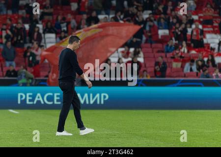 24 ottobre 2023. Lisbona, Portogallo. L'allenatore tedesco del Benfica Roger Schmidt in azione durante la partita del Matchday 3 del gruppo D per la UEFA Champions League, Benfica 0 vs 1 Real Sociedad Credit: Alexandre de Sousa/Alamy Live News Foto Stock