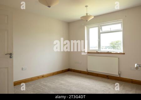Camera da letto vuota che si muove di giorno Foto Stock