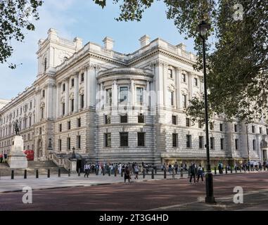 Turisti fuori dall'edificio His Majesty's Treasury (HM Treasury o Exchequer), Londra, Inghilterra, che ospita le stanze di guerra Churchill. Foto Stock