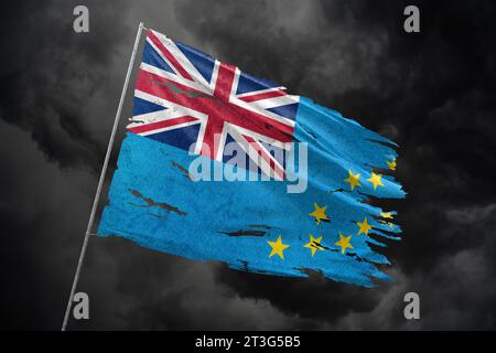 Bandiera strappata a Tuvalu su sfondo cielo scuro. Foto Stock