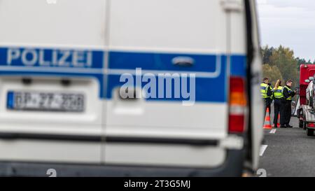 Bademeusel, Germania. 24 ottobre 2023. Gli agenti della polizia federale controllano il conducente di un furgone sull'autostrada A15, al confine tra Polonia e Germania. Dal 16 ottobre sono in vigore controlli temporanei stazionari alle frontiere interne per le frontiere con Polonia, Repubblica ceca e Svizzera. (Al dpa "il ministro degli interni Stübgen critica la natura temporanea dei controlli alle frontiere”) credito: Frank Hammerschmidt/dpa/Alamy Live News Foto Stock