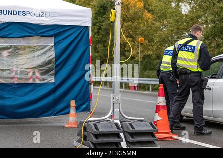 Bademeusel, Germania. 24 ottobre 2023. Gli agenti della polizia federale parlano con il conducente di un'auto sull'autostrada A15, al confine tra Polonia e Germania. Dal 16 ottobre sono stati effettuati controlli temporanei stazionari alle frontiere interne per le frontiere con Polonia, Repubblica ceca e Svizzera. (Al dpa "il ministro degli interni Stübgen critica la natura temporanea dei controlli alle frontiere”) credito: Frank Hammerschmidt/dpa/Alamy Live News Foto Stock