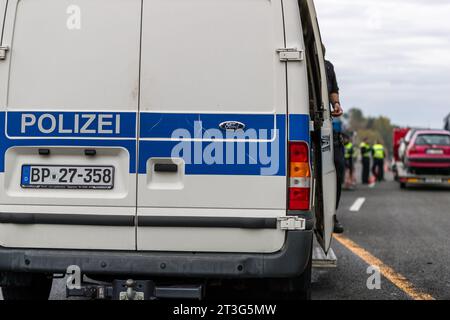 Bademeusel, Germania. 24 ottobre 2023. Gli agenti della polizia federale controllano il conducente di un furgone sull'autostrada A15, al confine tra Polonia e Germania. Dal 16 ottobre sono in vigore controlli temporanei stazionari alle frontiere interne per le frontiere con Polonia, Repubblica ceca e Svizzera. (Al dpa "il ministro degli interni Stübgen critica la natura temporanea dei controlli alle frontiere”) credito: Frank Hammerschmidt/dpa/Alamy Live News Foto Stock