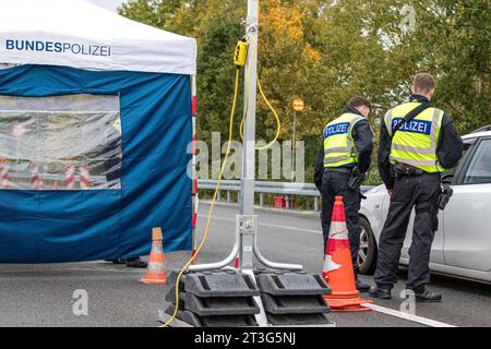 Bademeusel, Germania. 24 ottobre 2023. Gli agenti della polizia federale parlano con il conducente di un'auto sull'autostrada A15, al confine tra Polonia e Germania. Dal 16 ottobre sono stati effettuati controlli temporanei stazionari alle frontiere interne per le frontiere con Polonia, Repubblica ceca e Svizzera. (Al dpa "il ministro degli interni Stübgen critica la natura temporanea dei controlli alle frontiere”) credito: Frank Hammerschmidt/dpa/Alamy Live News Foto Stock