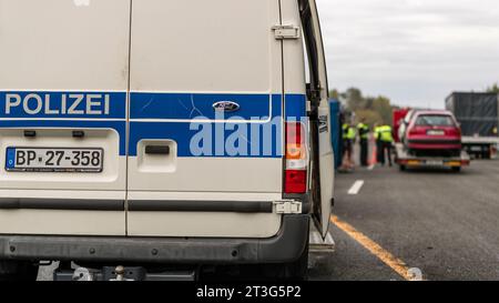 Bademeusel, Germania. 24 ottobre 2023. Gli agenti della polizia federale controllano il conducente di un furgone sull'autostrada A15, al confine tra Polonia e Germania. Dal 16 ottobre sono in vigore controlli temporanei stazionari alle frontiere interne per le frontiere con Polonia, Repubblica ceca e Svizzera. (Al dpa "il ministro degli interni Stübgen critica la natura temporanea dei controlli alle frontiere”) credito: Frank Hammerschmidt/dpa/Alamy Live News Foto Stock