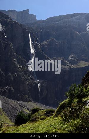 La grande cascata de Gavarnie (la grande cascata di Gavarnie) nelle montagne dei Pirenei, nel sud-ovest della Francia, è un luogo turistico molto noto. Foto Stock