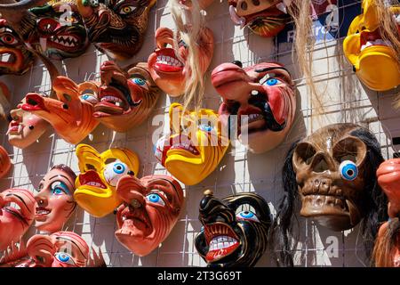 Maschere in vendita per la festa della Vergine del Carmen, Paucartambo Cusco Perù. Foto Stock