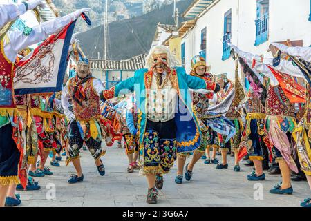 Ballerini con costumi tipici eseguono coreografie durante la festa della Virgen del Carmen, Piazza Paucartambo, Cusco Perù. Foto Stock
