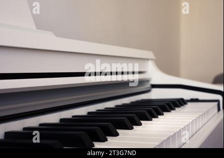 Elegante pianoforte verticale. Tastiera classica per pianoforte con tasti bianchi e neri. Immagine musicale in primo piano Foto Stock