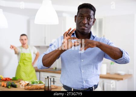 Marito defiantly rimuove l'anello di nozze dal suo dito Foto Stock