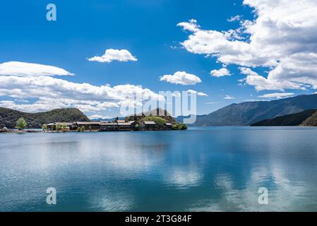 La tranquilla superficie del lago Lugu in Cina Foto Stock