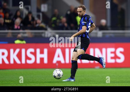 Carlos Augusto del FC Internazionale in azione durante la partita di UEFA Champions League tra FC Internazionale e FC Salisburgo allo Stadio Giuseppe Meazza il 24 ottobre 2023 a Milano. Foto Stock