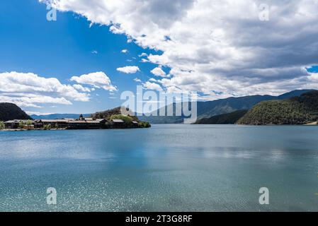 La tranquilla superficie del lago Lugu in Cina Foto Stock