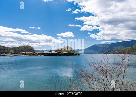 La tranquilla superficie del lago Lugu in Cina Foto Stock