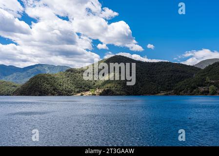 La tranquilla superficie del lago Lugu in Cina Foto Stock