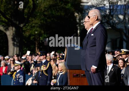 Washington, Stati Uniti. 25 ottobre 2023. Il primo ministro australiano Anthony Albanese e il presidente Joe Biden ascoltano gli inni nazionali durante una cerimonia ufficiale di arrivo sul South Lawn della Casa Bianca a Washington DC, il 25 ottobre 2023. Foto di Yuri Gripas/UPI Credit: UPI/Alamy Live News Foto Stock