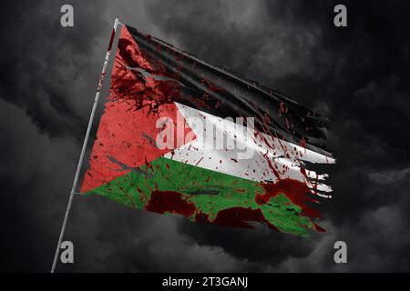 Palestina strappata bandiera su sfondo cielo scuro con macchie di sangue. Foto Stock