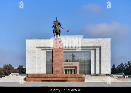 Bishkek. 24 ottobre 2023. Questa foto scattata il 24 ottobre 2023 mostra la statua di Manas nella piazza Ala-Too a Bishkek, capitale del Kirghizistan. La ventiduesima riunione del Consiglio dei capi di governo degli Stati membri dell'Organizzazione di cooperazione di Shanghai (SCO) si tiene a Bishkek. Crediti: Cao Yang/Xinhua/Alamy Live News Foto Stock