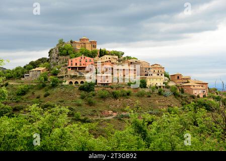 Salinas de Hoz con Santa Maria Maddalena chiesa barocca. Comune di Hoz y Costean, Somontano de Barbastro, provincia di Huesca, Aragona, Spagna. Foto Stock