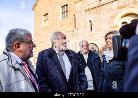 25.10.2023, GER, Thueringen Feiert Verfassungsjubilaeum/30. Jubilaeum der Verabschiedung der Thueringer Verfassung IM Bild zu sehen Dr. Bernhard Vogel, Ministerpräsident MIT einem Festakt auf der Wartburg feiern der Thüringer Landtag, Die Landesregierung und der Thüringer Verfassungsgerichtshof das 30. Jubiläum der Verabschiedung der Thüringer Verfassung. SIE wurde AM 25. Oktober 1993 durch den Thüringer Landtag beschlossen. Endgültig in Kraft trat Die Thüringer Verfassung mit einem Volksentscheid AM 14. Oktober 1994. Landtagspräsidentin Birgit Pommer, Ministerpräsident Bodo Ramelow und der Foto Stock