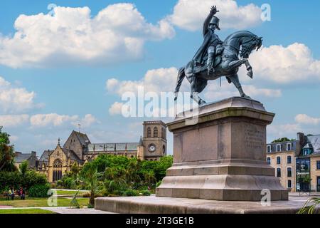 Francia, Manche, Cotentin, Cherbourg en Cotentin, statua equestre di Napoleone i inaugurata nell'agosto 1858 dall'imperatore Napoleone III e dall'imperatrice Eugeni Foto Stock