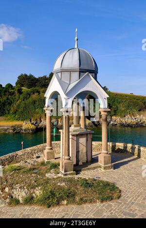 Francia, Cotes d'Armor, Cote de Penthievre, Pleneuf Val Andre, porto di Dahouet, l'ingresso al porto, l'oratorio Notre-Dame de la Garde Foto Stock